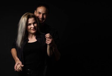 Sevimli erkek ve kadın birlikte duruyorlar. Zarif bir ilişki tarzı, izole bir arka plan..