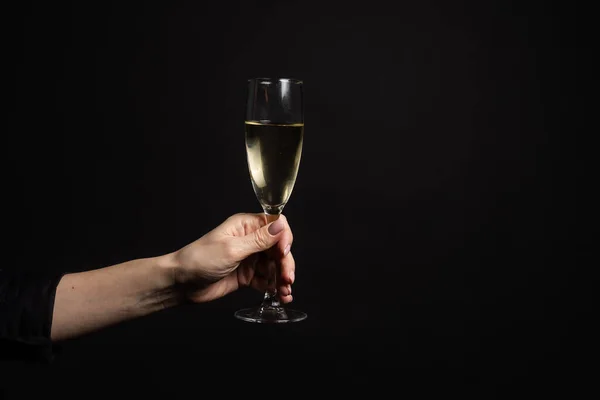 黒の背景にシャンパンのグラス — ストック写真