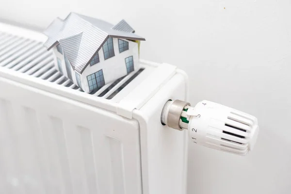 白色散热器上房屋模型 — 图库照片