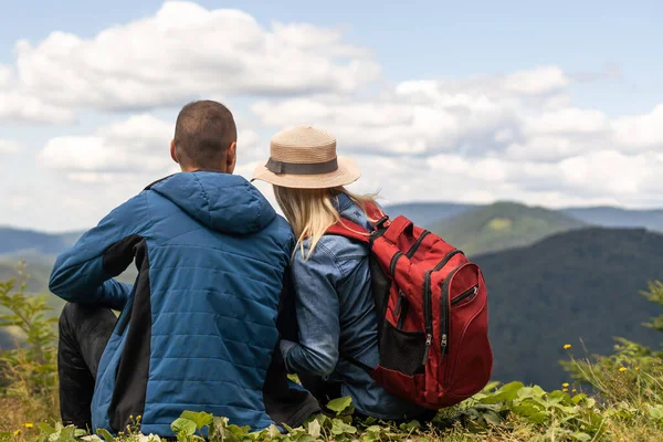 Hikers Backpacks Relaxing Top Mountain Enjoying View —  Fotos de Stock