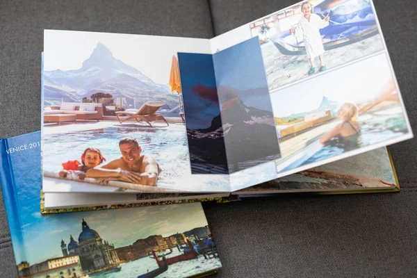 Två Fotoalbumet Dekorerat Vacker Fotobok Presenteras Vit Bakgrund Högkvalitativt Foto — Stockfoto