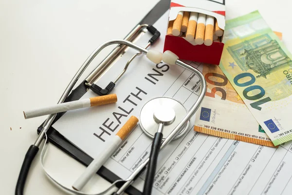 Läkare Stetoskop Ligger Öppen Låda Cigaretter Högkvalitativt Foto — Stockfoto