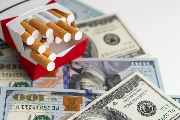 Bílé Cigarety Ležící Dolarových Bankovkách Koncepce Finančních Nákladů Kouření Kvalitní — Stock fotografie