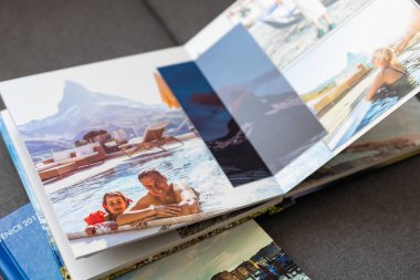 Evde albümle birlikte kitabı aç. Yüksek kalite fotoğraf