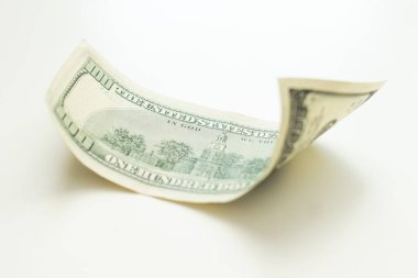 Uçan yüz dolarlık banknot beyaza izole edilmiş. Yüksek kalite fotoğraf