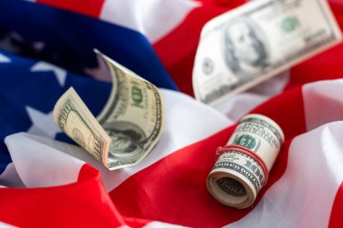 Amerikan bayrağına bir dolar nakit para. Yüksek kalite fotoğraf