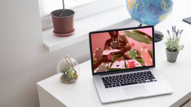 Futbol seyreden bir adam dizüstü bilgisayarında yayın yapıyor ve bahisçilerin web sitesinde bahis oynayarak zaferi kutluyor. Bahis konsepti. Yüksek kalite fotoğraf