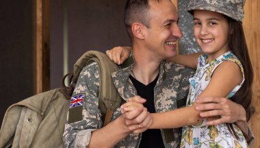 İngiliz asker ve küçük kızı mutlu birleşmesi
