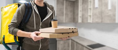 Teslimat elemanı, termal çanta ve yiyecek işini kurye olarak tut..