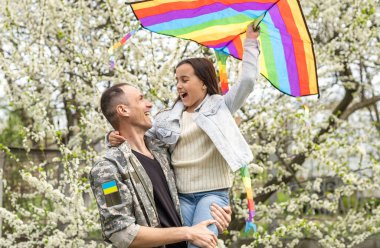 Ukrayna askeri üniformalı asker kızına sarılıyor. Aile toplantısı.