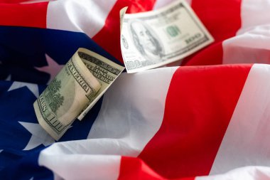 Amerikan bayrağı. Bayrağın altında borsa fiyatları grafiği. Bayrağın üzerinde 100 Amerikan doları yuvarladı. Diyagramda iki çizgi var. Borsa ticareti kavramı. - Evet. Yüksek kalite fotoğraf