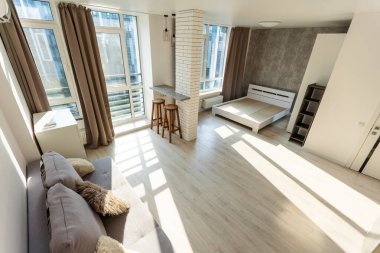 Mutfak alanı ve ahşap zemin ile modern küçük Oda.