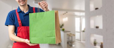 Paket yemek için çeşitli kağıt kaplar. Teslimatçı pizza taşıyor..