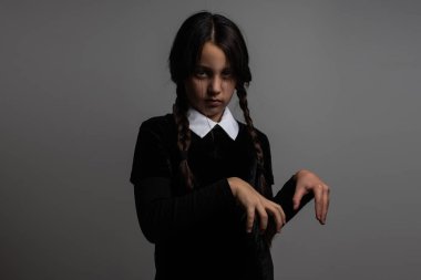 Çarşamba Addams 'da bir kız. Cadılar Bayramı partisi.