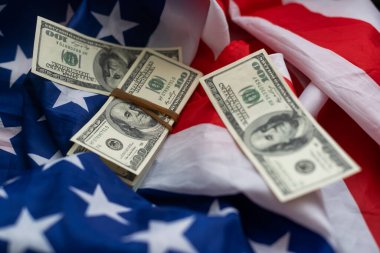 Usa ulusal bayrağı ve para birimi para banknotları kullanıyordu. İş ve finans kavramı.