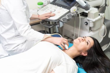 Hastanenin teşhis odasında 3D 4D görüntüsü olan bulanık tıbbi ultrason makinesi. Modern tıbbi ekipman, önleyici tıp ve sağlık konsepti