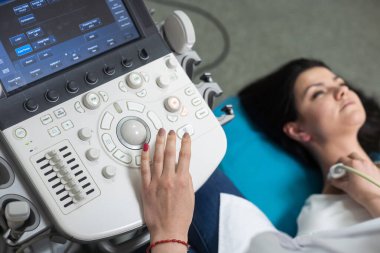 Doktor ve hasta. Ultrason cihazları. Teşhisler. Sonografi