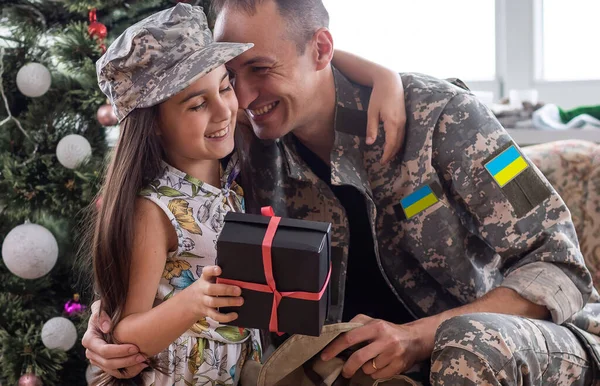 Soldier Ukrainian Military Uniform Hugging His Daughter Family Reunion — Stock Photo, Image