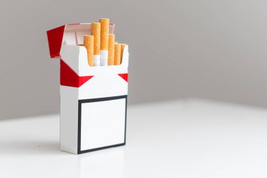 Kopya Alanı Olan Bir paket Sigara Beyaz Arkaplanda İzole Edildi. Yüksek kalite fotoğraf