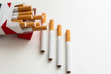 Beyaz arka planda filtresi olan sarı sigaralar. Yüksek kalite fotoğraf