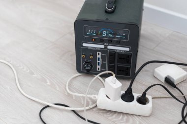 Şarj istasyonu. Elektrik olmayınca jeneratör güç bankası bataryası. Elektrik kesintisi sırasında telefon, tablet, dizüstü bilgisayar ve diğer cihazlar için şarj oluyor. Yüksek kalite fotoğraf