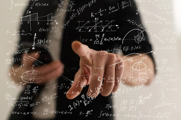 Matematik Formülleri Yazan Bir Adamı Yüksek Kalite Fotoğraf — Stok fotoğraf