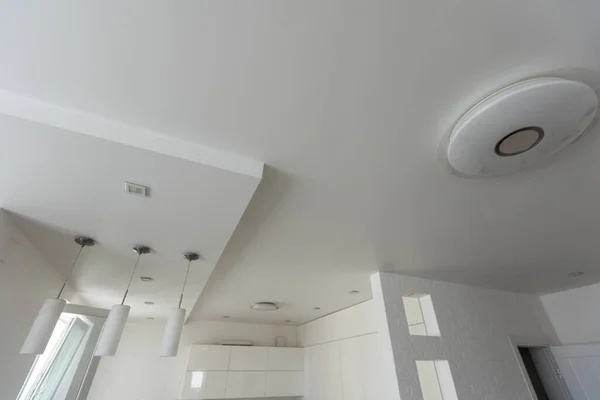 オフィスの現代照明が付いている白い天井 高品質の写真 — ストック写真