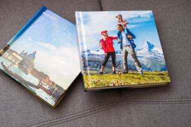 Ahşap arka planda birbirine aşık çift albümünün açık sayfaları. Yüksek kalite fotoğraf