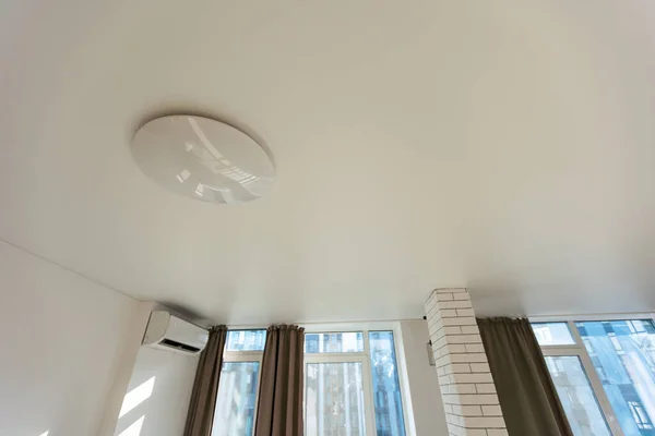 アパートまたは家の空の部屋のハロゲン点灯そして乾式壁の構造が付いている中断された天井 ストレッチ天井ホワイト — ストック写真