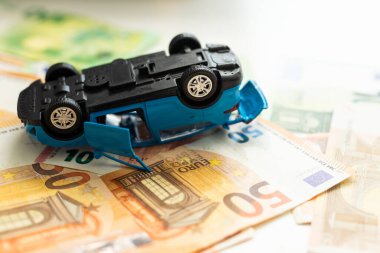 Avro banknotlarının arka planında iki araba kazası. Yüksek kalite fotoğraf