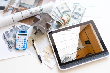 Ev modeli dizüstü bilgisayarı ve hesap makinesi olan bir mimar. Yüksek kalite fotoğraf