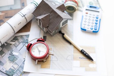 Ahşap masa üzerinde mühendislik aletleri, daireler, manzaralı çizimler. Yüksek kalite fotoğraf