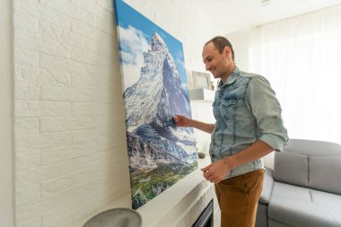 Elinde resim olan genç bir erkek sanatçı. Yüksek kalite fotoğraf