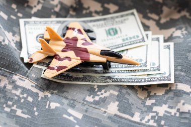 Beyaz arka planda askeri oyuncak uçak. Yüksek kalite fotoğraf