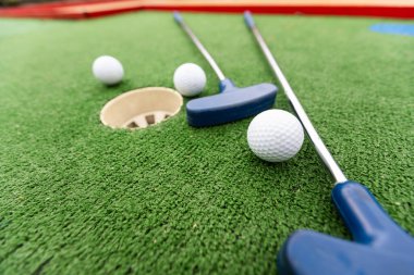 Sopa ve topla minyatür golf deliğine yakın çekim. Yüksek kalite fotoğraf