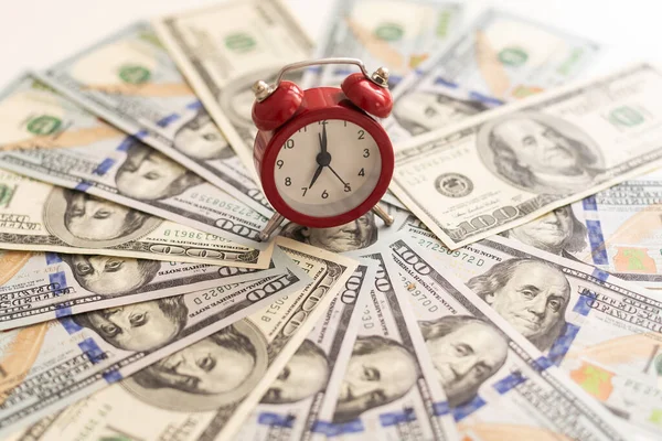 Çalar saat ve dolar zamanı paradır. Yüksek kalite fotoğraf