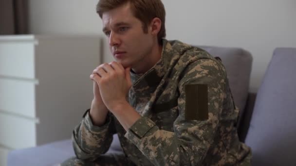 身穿迷彩服的神经质年轻士兵坐在心理治疗师办公室里听着 得到专业的帮助 动作缓慢 空间空虚 — 图库视频影像