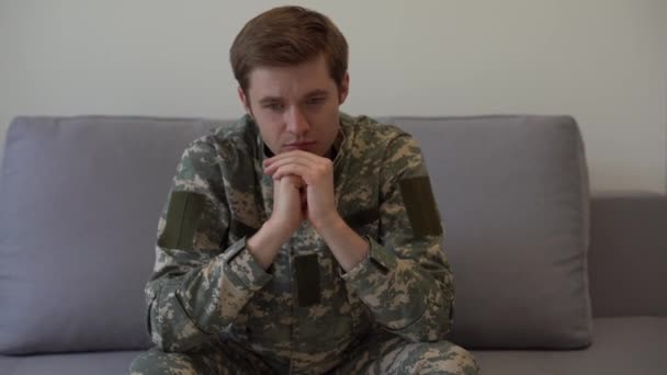 身穿迷彩服的神经质年轻士兵坐在心理治疗师办公室里听着 得到专业的帮助 动作缓慢 空间空虚 — 图库视频影像