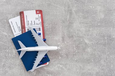 Pastel arka planda beyaz, temiz uçak modeli, fotokopi alanı az. Beyaz uçak, yaklaş. Uçuş, seyahat konsepti