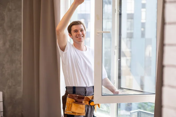 Repairman Fixing Windows New Apartment — Stock Photo, Image