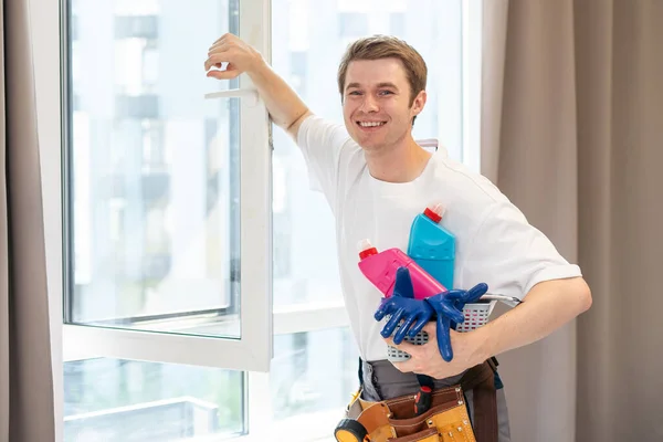 Молодий Чоловік Прибирає Вікна Будинку — стокове фото
