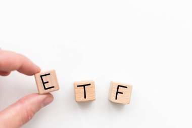 ETF - Değiş tokuş Fonu metni tahta küpler üzerine, beyaz arka planda. Yüksek kalite fotoğraf