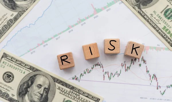 Risiko Bei Unternehmensinvestitionen Wortrisiko Weiß Holzblock Auf Papier Analysieren Finanzgrafik — Stockfoto