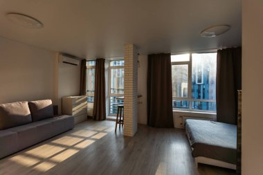 Mutfak alanı ve ahşap zemin ile modern küçük Oda.