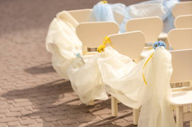 Çocuk konseri için açık havada boş sandalyeler..