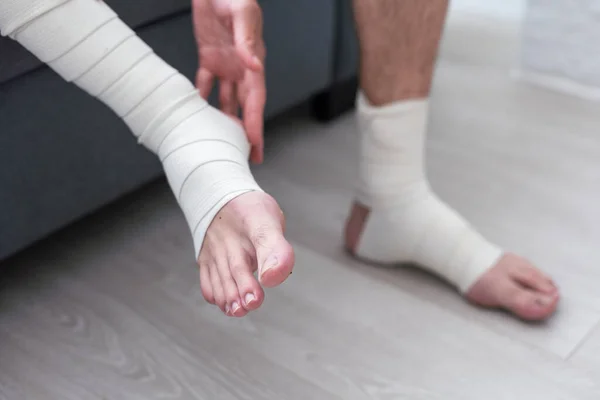 Man Using Put Elastic Bandage Legs Having Leg Pain — Stock Photo, Image