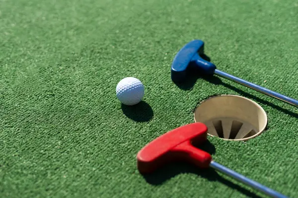 Sentetik Çimlerin Üzerinde Golf Topları Olan Renkli Golf Sopaları — Stok fotoğraf