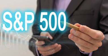 Arrow ve Len 'in Işığı ve Boke' un mavi arka planında Görsel Grafikle Adam ayakta ve Başparmak yukarı. Kopyalama uzayı. İş Konsepti: Piyasada Halka Arz. Yüksek kalite fotoğraf