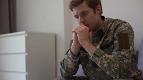 Mann Armee Soldat Uniform Beten Hintergrund — Stockvideo