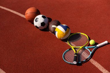 Spor aletleri, futbol topları ve tenis raketleri..